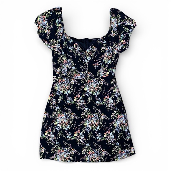 Forever 21 Dresses & Skirts - Forever 21 Black Floral Puff Sleeve Dress